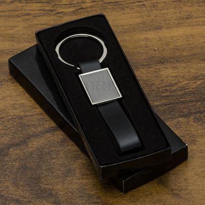 Chaveiro em formato retangular com alça de couro sintético X10032