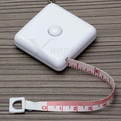 Chaveiro Plástico com Fita métrica em formato quadrangular X02910